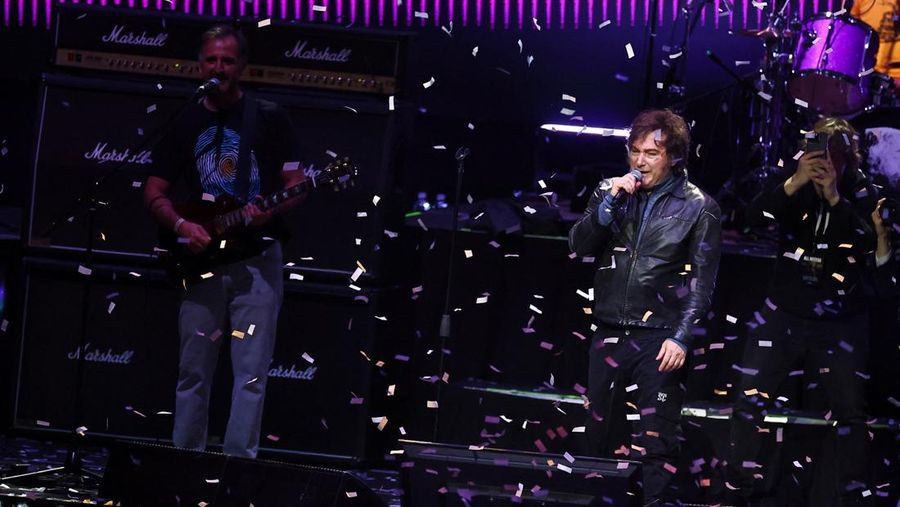 Presiden Argentina Javier Milei mencuri perhatian dunia setelah menggelar konser rock spektakuler dalam rangka peluncuran bukunya yang berjudul “The Construction of the Miracle”, Senin (6/10/2025). (REUTERS/Agustin Marcarian)