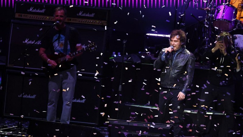 Presiden Argentina Javier Milei mencuri perhatian dunia setelah menggelar konser rock spektakuler dalam rangka peluncuran bukunya yang berjudul “The Construction of the Miracle”, Senin (6/10/2025). (REUTERS/Agustin Marcarian)