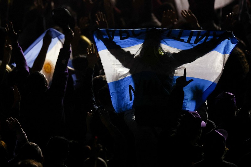 Presiden Argentina Javier Milei mencuri perhatian dunia setelah menggelar konser rock spektakuler dalam rangka peluncuran bukunya yang berjudul “The Construction of the Miracle”, Senin (6/10/2025). (REUTERS/Agustin Marcarian)