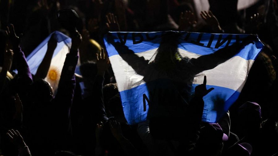 Presiden Argentina Javier Milei mencuri perhatian dunia setelah menggelar konser rock spektakuler dalam rangka peluncuran bukunya yang berjudul “The Construction of the Miracle”, Senin (6/10/2025). (REUTERS/Agustin Marcarian)