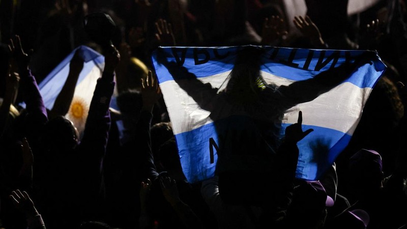 Presiden Argentina Javier Milei mencuri perhatian dunia setelah menggelar konser rock spektakuler dalam rangka peluncuran bukunya yang berjudul “The Construction of the Miracle”, Senin (6/10/2025). (REUTERS/Agustin Marcarian)
