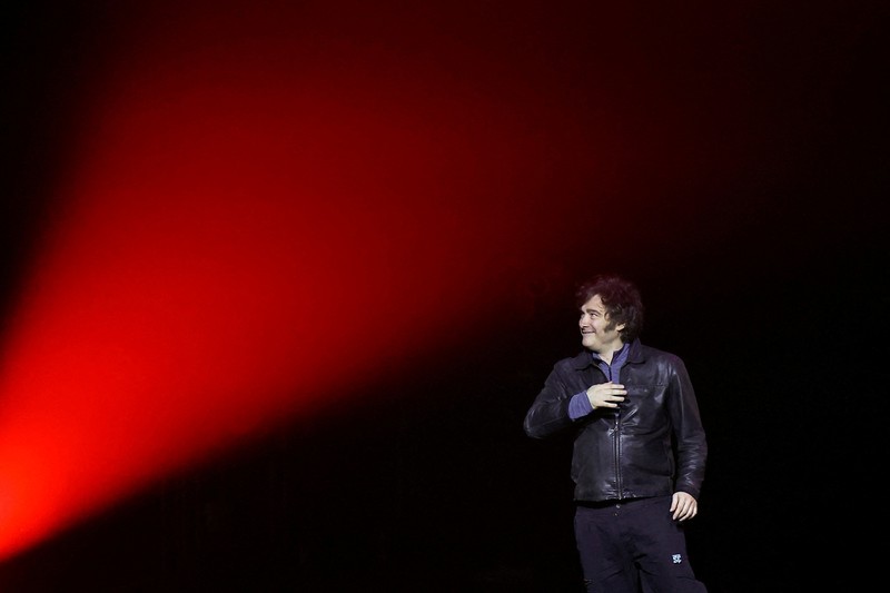 Presiden Argentina Javier Milei mencuri perhatian dunia setelah menggelar konser rock spektakuler dalam rangka peluncuran bukunya yang berjudul “The Construction of the Miracle”, Senin (6/10/2025). (REUTERS/Agustin Marcarian)