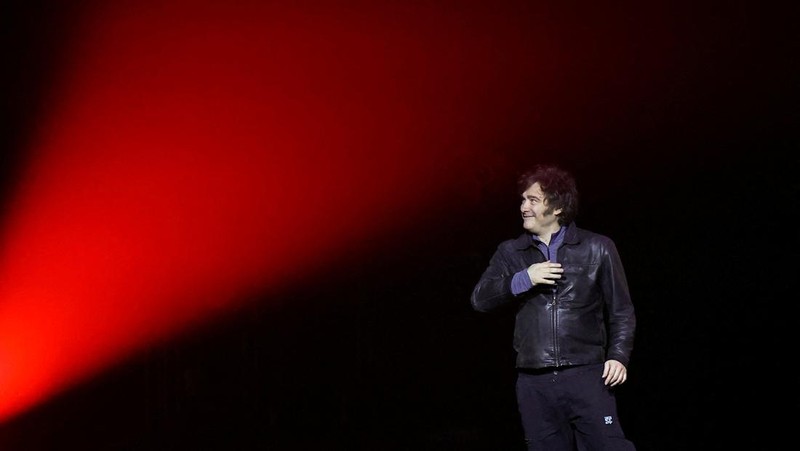 Presiden Argentina Javier Milei mencuri perhatian dunia setelah menggelar konser rock spektakuler dalam rangka peluncuran bukunya yang berjudul “The Construction of the Miracle”, Senin (6/10/2025). (REUTERS/Agustin Marcarian)