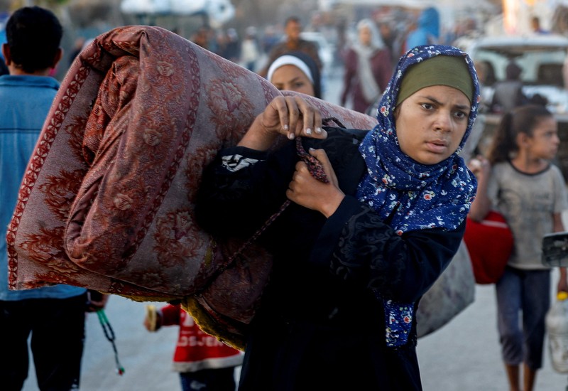 Puluhan ribu warga Palestina mulai kembali ke Gaza pada Jumat (10/10/2025). Kembalinya warga Gaza menyusul kesepakatan sementara antara Israel dan Hamas untuk menghentikan perang yang telah berlangsung dalam dua tahun terakhir, serta membebaskan sandera yang tersisa. (REUTERS/Mahmoud Issa)