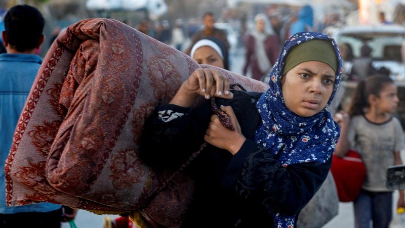 Puluhan ribu warga Palestina mulai kembali ke Gaza pada Jumat (10/10/2025). Kembalinya warga Gaza menyusul kesepakatan sementara antara Israel dan Hamas untuk menghentikan perang yang telah berlangsung dalam dua tahun terakhir, serta membebaskan sandera yang tersisa. (REUTERS/Mahmoud Issa)