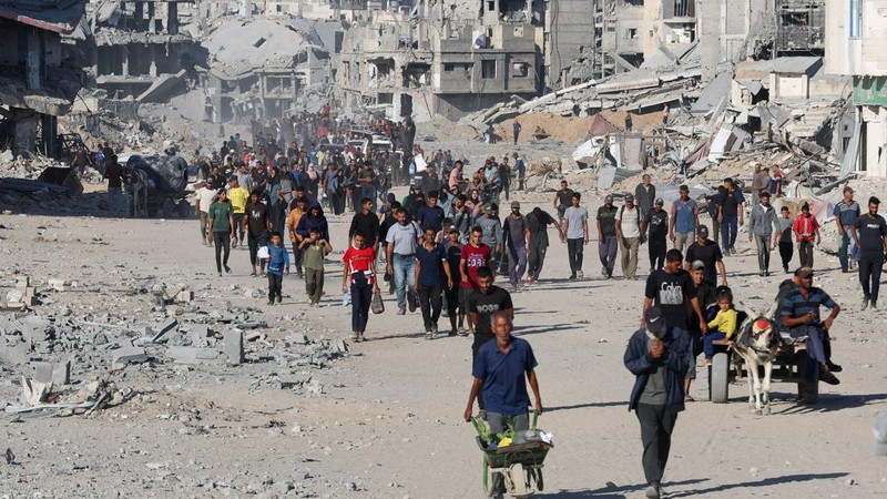 Puluhan ribu warga Palestina mulai kembali ke Gaza pada Jumat (10/10/2025). Kembalinya warga Gaza menyusul kesepakatan sementara antara Israel dan Hamas untuk menghentikan perang yang telah berlangsung dalam dua tahun terakhir, serta membebaskan sandera yang tersisa. (REUTERS/Mahmoud Issa)