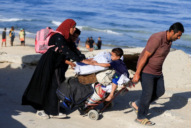 Puluhan ribu warga Palestina mulai kembali ke Gaza pada Jumat (10/10/2025). Kembalinya warga Gaza menyusul kesepakatan sementara antara Israel dan Hamas untuk menghentikan perang yang telah berlangsung dalam dua tahun terakhir, serta membebaskan sandera yang tersisa. (REUTERS/Mahmoud Issa)