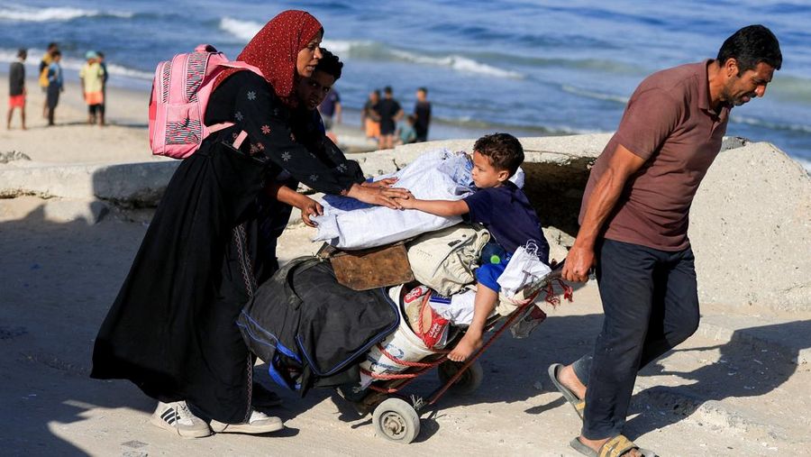 Puluhan ribu warga Palestina mulai kembali ke Gaza pada Jumat (10/10/2025). Kembalinya warga Gaza menyusul kesepakatan sementara antara Israel dan Hamas untuk menghentikan perang yang telah berlangsung dalam dua tahun terakhir, serta membebaskan sandera yang tersisa. (REUTERS/Mahmoud Issa)