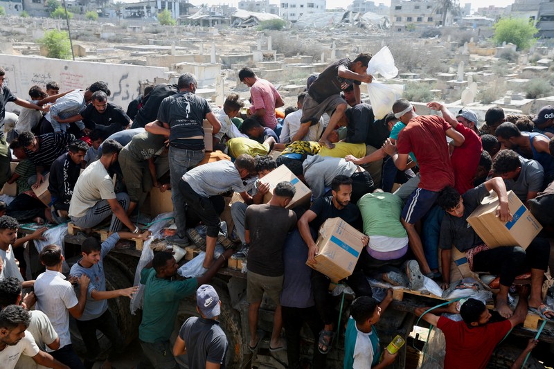 Puluhan ribu warga Palestina mulai kembali ke Gaza pada Jumat (10/10/2025). Kembalinya warga Gaza menyusul kesepakatan sementara antara Israel dan Hamas untuk menghentikan perang yang telah berlangsung dalam dua tahun terakhir, serta membebaskan sandera yang tersisa. (REUTERS/Mahmoud Issa)