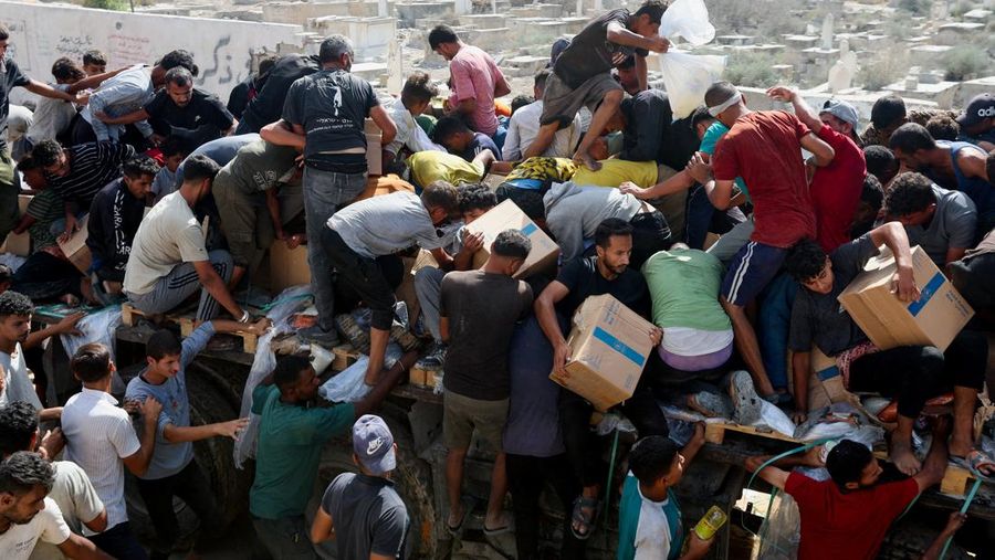 Puluhan ribu warga Palestina mulai kembali ke Gaza pada Jumat (10/10/2025). Kembalinya warga Gaza menyusul kesepakatan sementara antara Israel dan Hamas untuk menghentikan perang yang telah berlangsung dalam dua tahun terakhir, serta membebaskan sandera yang tersisa. (REUTERS/Mahmoud Issa)