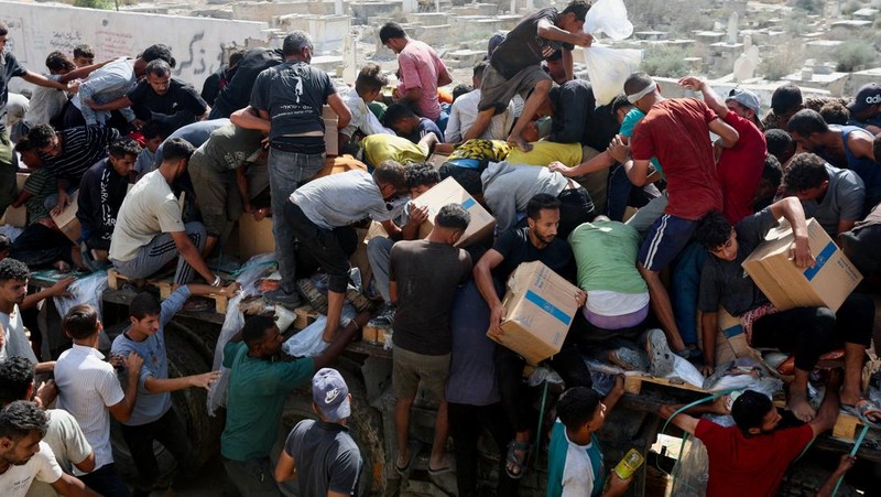 Puluhan ribu warga Palestina mulai kembali ke Gaza pada Jumat (10/10/2025). Kembalinya warga Gaza menyusul kesepakatan sementara antara Israel dan Hamas untuk menghentikan perang yang telah berlangsung dalam dua tahun terakhir, serta membebaskan sandera yang tersisa. (REUTERS/Mahmoud Issa)