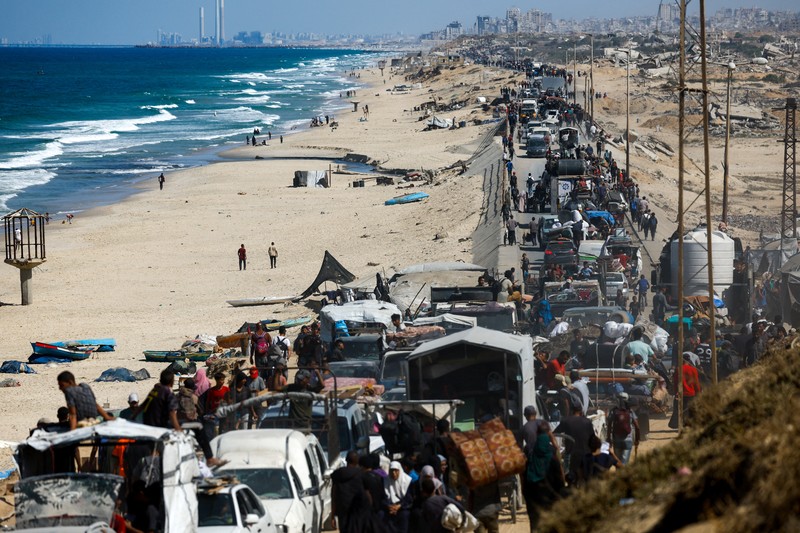 Puluhan ribu warga Palestina mulai kembali ke Gaza pada Jumat (10/10/2025). Kembalinya warga Gaza menyusul kesepakatan sementara antara Israel dan Hamas untuk menghentikan perang yang telah berlangsung dalam dua tahun terakhir, serta membebaskan sandera yang tersisa. (REUTERS/Mahmoud Issa)