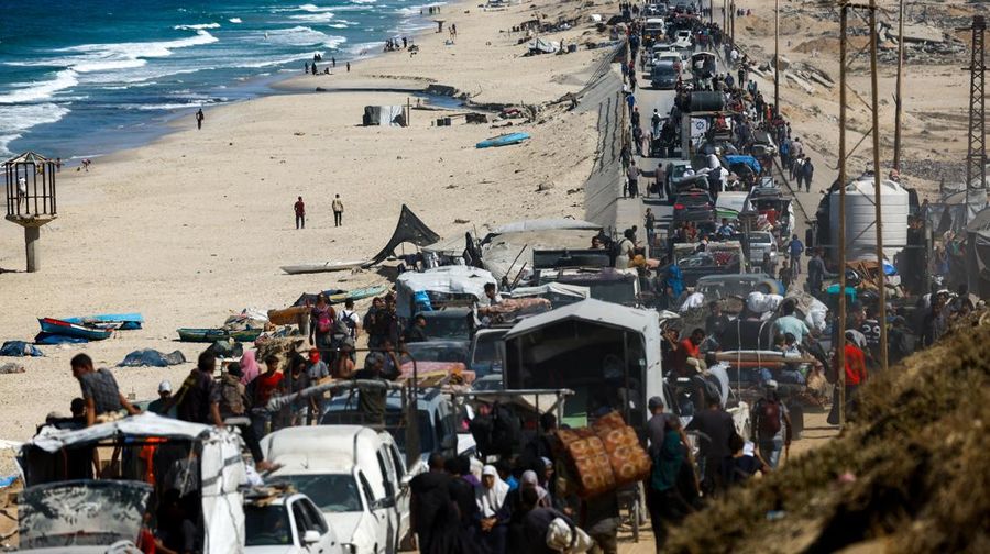 Puluhan ribu warga Palestina mulai kembali ke Gaza pada Jumat (10/10/2025). Kembalinya warga Gaza menyusul kesepakatan sementara antara Israel dan Hamas untuk menghentikan perang yang telah berlangsung dalam dua tahun terakhir, serta membebaskan sandera yang tersisa. (REUTERS/Mahmoud Issa)