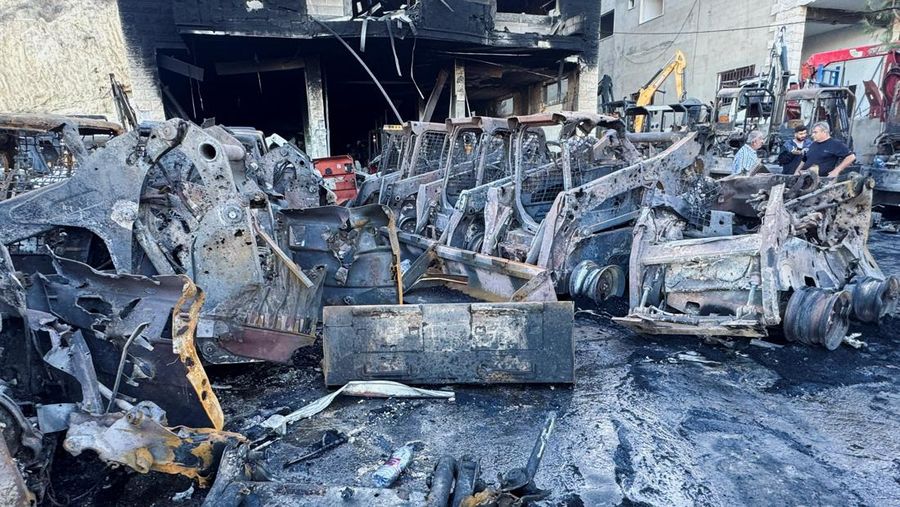 Serangan udara Israel menghancurkan lebih dari 300 unit alat berat di Lebanon selatan, Sabtu, (11/10/2025). (REUTERS/Ali Hankir)