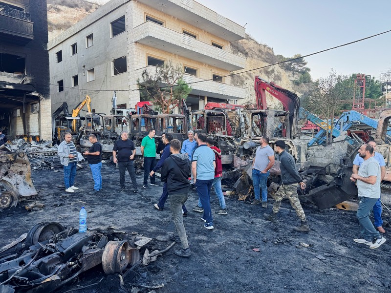 Serangan udara Israel menghancurkan lebih dari 300 unit alat berat di Lebanon selatan, Sabtu, (11/10/2025). (REUTERS/Ali Hankir)