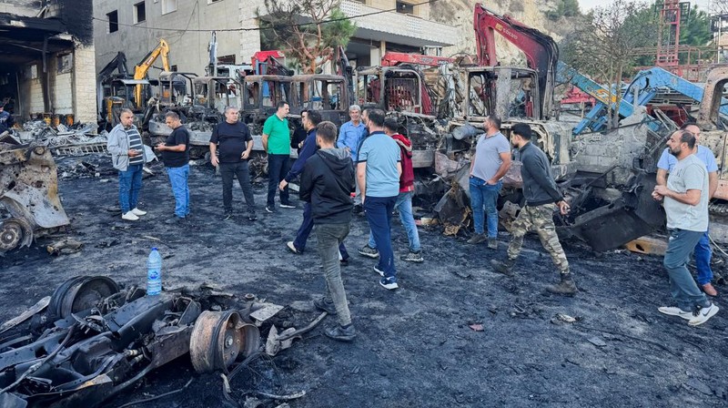 Serangan udara Israel menghancurkan lebih dari 300 unit alat berat di Lebanon selatan, Sabtu, (11/10/2025). (REUTERS/Ali Hankir)