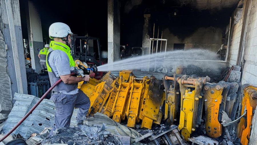 Serangan udara Israel menghancurkan lebih dari 300 unit alat berat di Lebanon selatan, Sabtu, (11/10/2025). (REUTERS/Ali Hankir)