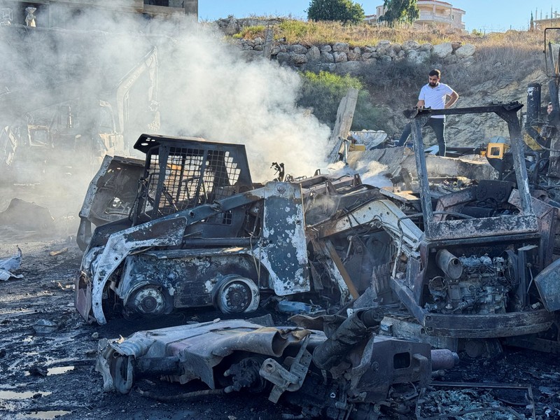 Serangan udara Israel menghancurkan lebih dari 300 unit alat berat di Lebanon selatan, Sabtu, (11/10/2025). (REUTERS/Ali Hankir)
