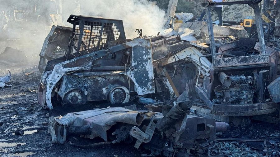 Serangan udara Israel menghancurkan lebih dari 300 unit alat berat di Lebanon selatan, Sabtu, (11/10/2025). (REUTERS/Ali Hankir)