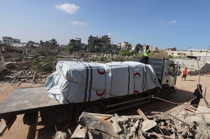 Puluhan ribu warga Palestina mulai kembali ke Gaza pada Jumat (10/10/2025). Kembalinya warga Gaza menyusul kesepakatan sementara antara Israel dan Hamas untuk menghentikan perang yang telah berlangsung dalam dua tahun terakhir, serta membebaskan sandera yang tersisa. (REUTERS/Mahmoud Issa)