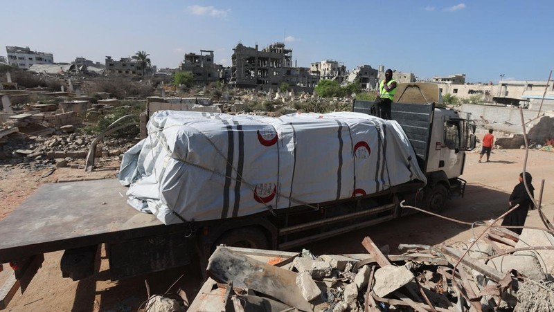Puluhan ribu warga Palestina mulai kembali ke Gaza pada Jumat (10/10/2025). Kembalinya warga Gaza menyusul kesepakatan sementara antara Israel dan Hamas untuk menghentikan perang yang telah berlangsung dalam dua tahun terakhir, serta membebaskan sandera yang tersisa. (REUTERS/Mahmoud Issa)