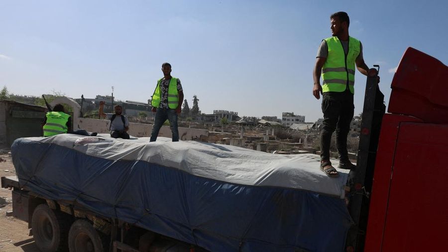 Puluhan ribu warga Palestina mulai kembali ke Gaza pada Jumat (10/10/2025). Kembalinya warga Gaza menyusul kesepakatan sementara antara Israel dan Hamas untuk menghentikan perang yang telah berlangsung dalam dua tahun terakhir, serta membebaskan sandera yang tersisa. (REUTERS/Mahmoud Issa)