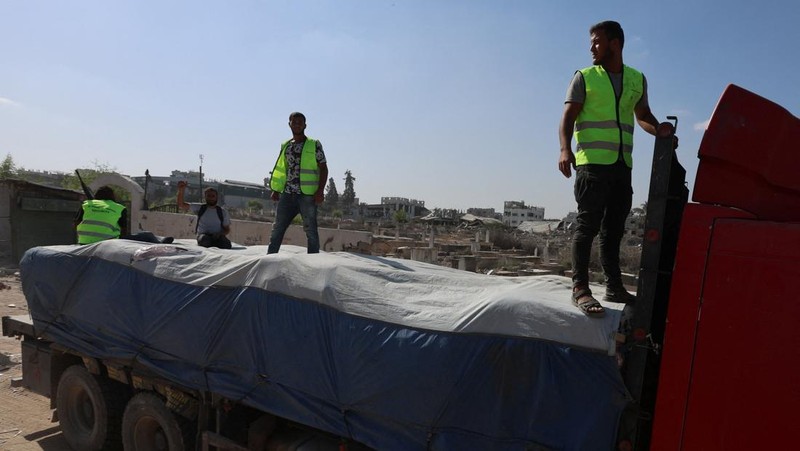 Puluhan ribu warga Palestina mulai kembali ke Gaza pada Jumat (10/10/2025). Kembalinya warga Gaza menyusul kesepakatan sementara antara Israel dan Hamas untuk menghentikan perang yang telah berlangsung dalam dua tahun terakhir, serta membebaskan sandera yang tersisa. (REUTERS/Mahmoud Issa)