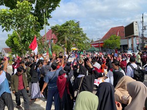 Ratusan Orang Padati Alun-alun Jember Gelar Aksi Bela Palestina