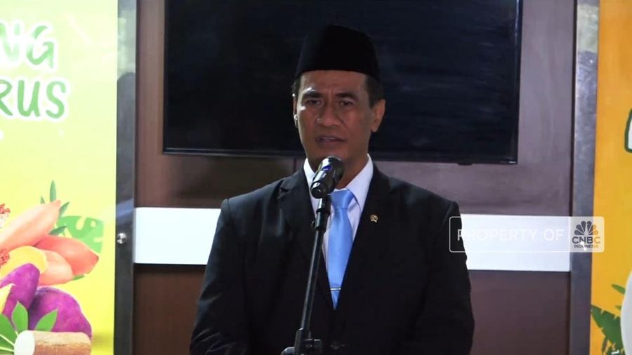 Menteri Pertanian Andi Amran Sulaiman resmi merangkap dua jabatan sekaligus usai menghadiri serah terima jabatan (Sertijab) Kepala Badan Pangan Nasional (Bapanas) di Kantor Bapanas, Jakarta, pada Senin (13/10) siang.