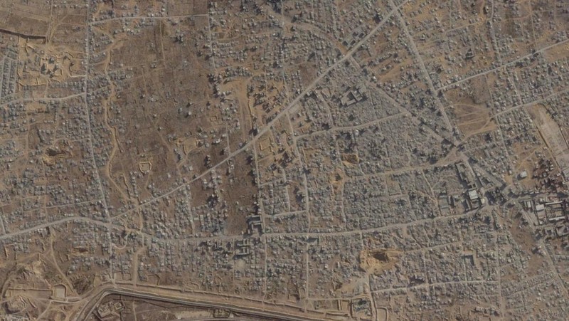 Dua tahun setelah konflik antara Israel dan Hamas pecah pada 7 Oktober 2023, citra satelit mengungkap kehancuran ekstensif di Jalur Gaza, Senin (13/10/2025). (via REUTERS/PLANET LABS PBC)