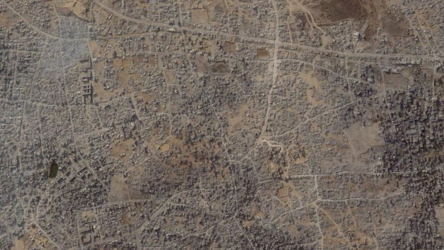 Dua tahun setelah konflik antara Israel dan Hamas pecah pada 7 Oktober 2023, citra satelit mengungkap kehancuran ekstensif di Jalur Gaza, Senin (13/10/2025). (via REUTERS/PLANET LABS PBC)