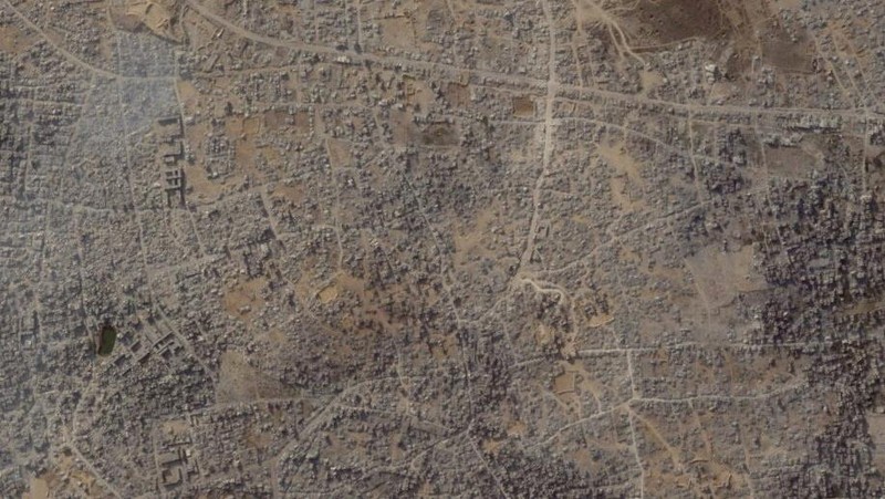 Dua tahun setelah konflik antara Israel dan Hamas pecah pada 7 Oktober 2023, citra satelit mengungkap kehancuran ekstensif di Jalur Gaza, Senin (13/10/2025). (via REUTERS/PLANET LABS PBC)