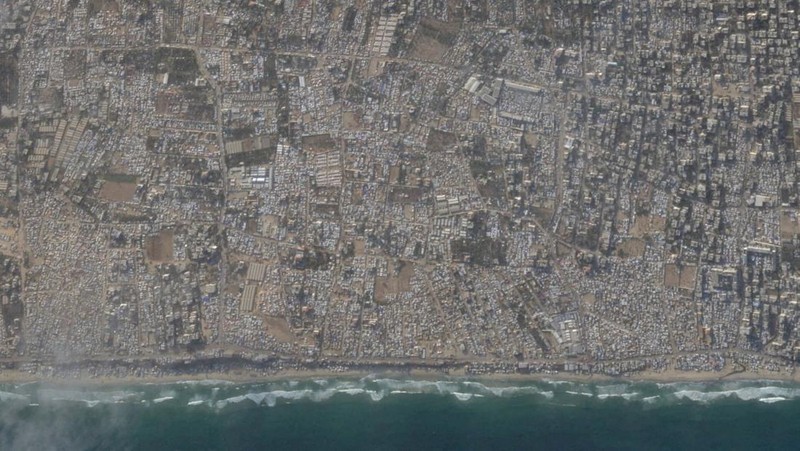 Dua tahun setelah konflik antara Israel dan Hamas pecah pada 7 Oktober 2023, citra satelit mengungkap kehancuran ekstensif di Jalur Gaza, Senin (13/10/2025). (via REUTERS/PLANET LABS PBC)