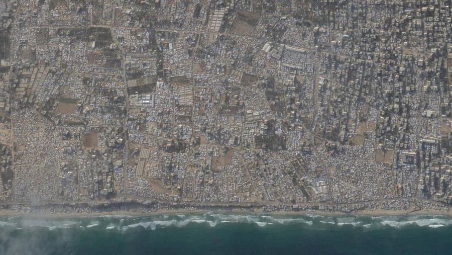 Dua tahun setelah konflik antara Israel dan Hamas pecah pada 7 Oktober 2023, citra satelit mengungkap kehancuran ekstensif di Jalur Gaza, Senin (13/10/2025). Dua tahun setelah konflik antara Israel dan Hamas pecah pada 7 Oktober 2023, citra satelit mengungkap kehancuran ekstensif di Jalur Gaza, Senin (13/10/2025). (via REUTERS/PLANET LABS PBC)
