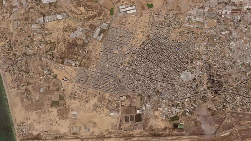 Dua tahun setelah konflik antara Israel dan Hamas pecah pada 7 Oktober 2023, citra satelit mengungkap kehancuran ekstensif di Jalur Gaza, Senin (13/10/2025). (via REUTERS/PLANET LABS PBC)