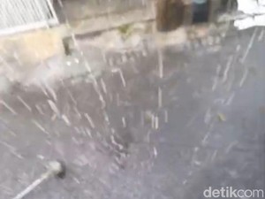 Malang Diguyur Hujan Es Siang Ini