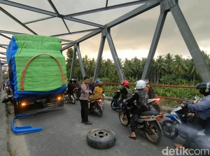 Truk Mogok di Jembatan Mapilli Polman, Lalin Macet 2 Km