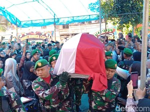 Keluarga Histeris Saat Jenazah Letda Fauzy Korban Serangan OPM Tiba di Pangkep