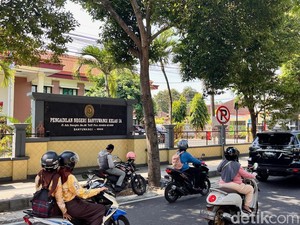 Ayah Terduga Pelaku Pembunuhan Kasus Siswi MI Banyuwangi Nilai Dakwaan Janggal