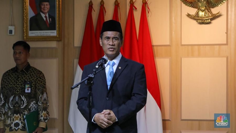 Kepala Bapanas Andi Amran Sulaiman saat acara serah terima jabatan (sertijab) di Kantor Bapanas, Jakarta, Senin (13/10/2025). (CNBC Indonesia/Faisal Rahman)