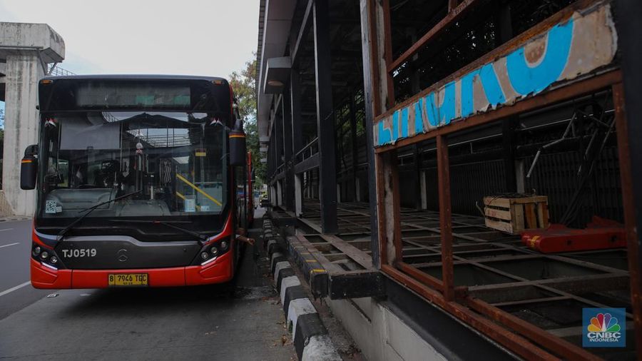 Kondisi terbengkalai Halte Transjakarta BNN Lama di Jalan Letjen MT Haryono, Cawang, Jakarta, Senin (13/10/2025). (CNBC Indonesia/Faisal Rahman)