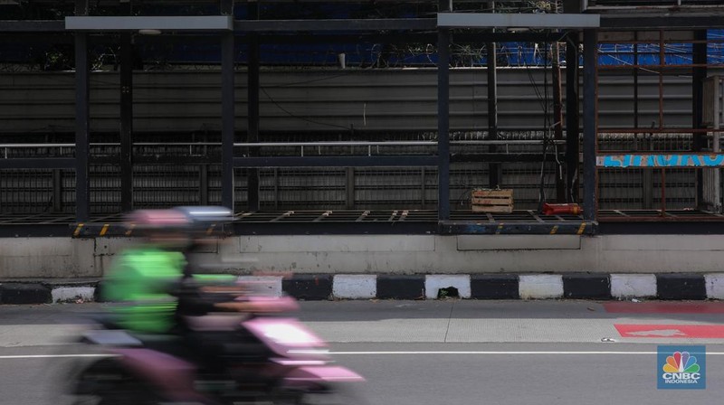 Kondisi terbengkalai Halte Transjakarta BNN Lama di Jalan Letjen MT Haryono, Cawang, Jakarta, Senin (13/10/2025). (CNBC Indonesia/Faisal Rahman)