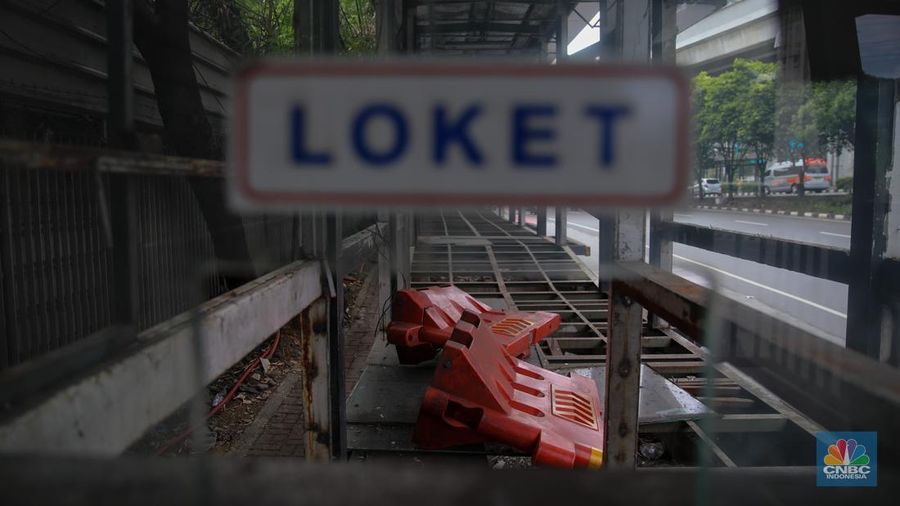 Kondisi terbengkalai Halte Transjakarta BNN Lama di Jalan Letjen MT Haryono, Cawang, Jakarta, Senin (13/10/2025). (CNBC Indonesia/Faisal Rahman)