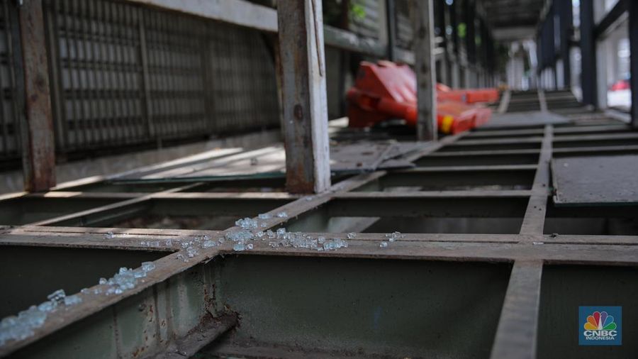 Kondisi terbengkalai Halte Transjakarta BNN Lama di Jalan Letjen MT Haryono, Cawang, Jakarta, Senin (13/10/2025). (CNBC Indonesia/Faisal Rahman)