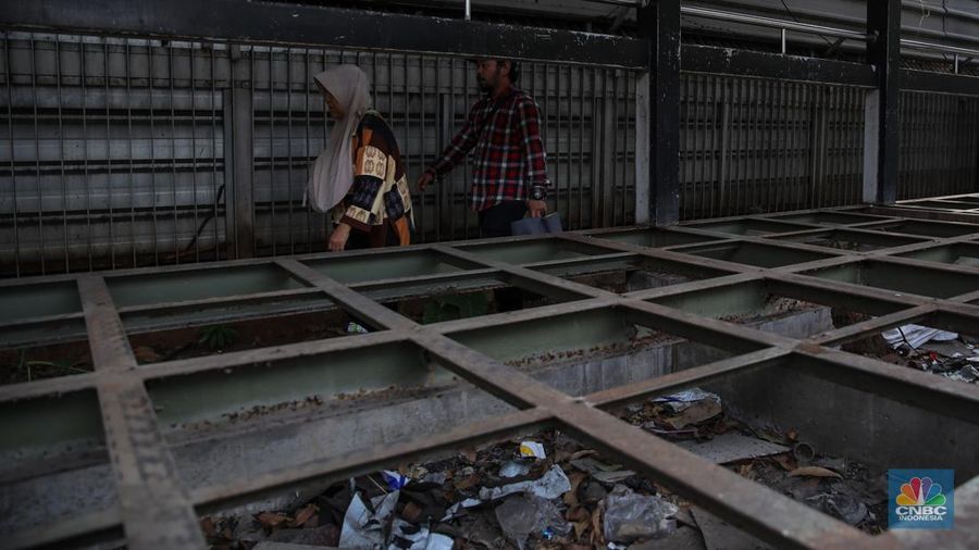 Kondisi terbengkalai Halte Transjakarta BNN Lama di Jalan Letjen MT Haryono, Cawang, Jakarta, Senin (13/10/2025). (CNBC Indonesia/Faisal Rahman)