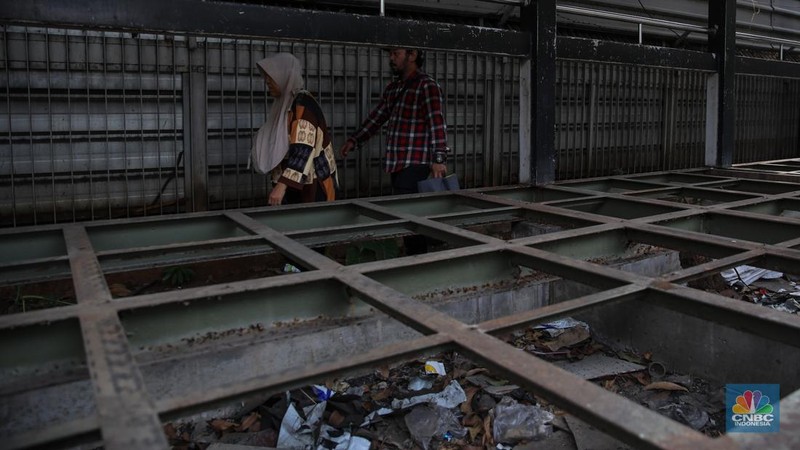 Kondisi terbengkalai Halte Transjakarta BNN Lama di Jalan Letjen MT Haryono, Cawang, Jakarta, Senin (13/10/2025). (CNBC Indonesia/Faisal Rahman)