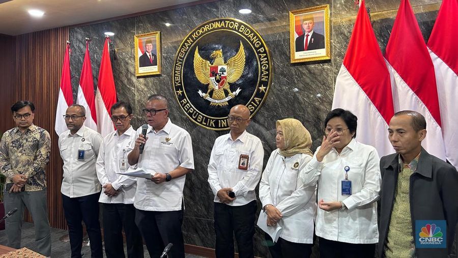 Konferensi Pers Pembahasan Proses Sertifikasi yang Dipersyaratkan pada Import Alert USFDA (United States Food and Drugs Agency) di kantor Kemenko Pangan, Jakarta, Senin (13/10/2025). (CNBC Indonesia/Martyasari Rizky)