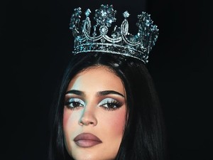 Bukan Aksesori Biasa, Cerita di Balik Tiara Kylie Jenner Karya Rinaldy Yunardi