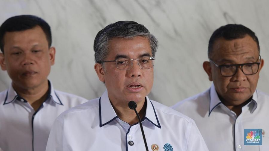 Menteri Ketenagakerjaan (Menaker) Yassierli memberi keterangan pers mengenai Program Magang Nasional 2025 di Lobi A, Gedung Kementerian Ketenagakerjaan, Jakarta Selatan, Senin, (13/10/2025). (CNBC Indonesia/Muhammad Sabki)