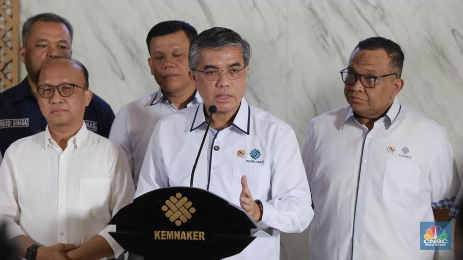 Menteri Ketenagakerjaan (Menaker) Yassierli memberi keterangan pers mengenai Program Magang Nasional 2025 di Lobi A, Gedung Kementerian Ketenagakerjaan, Jakarta Selatan, Senin, (13/10/2025). (CNBC Indonesia/Muhammad Sabki)